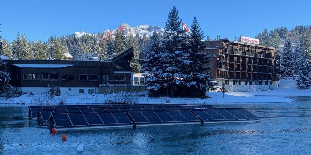 Panneaux solaires flottants innovants sur le lac du Biollay à Courchevel